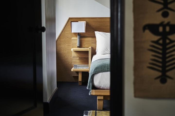 Room 33 of 102