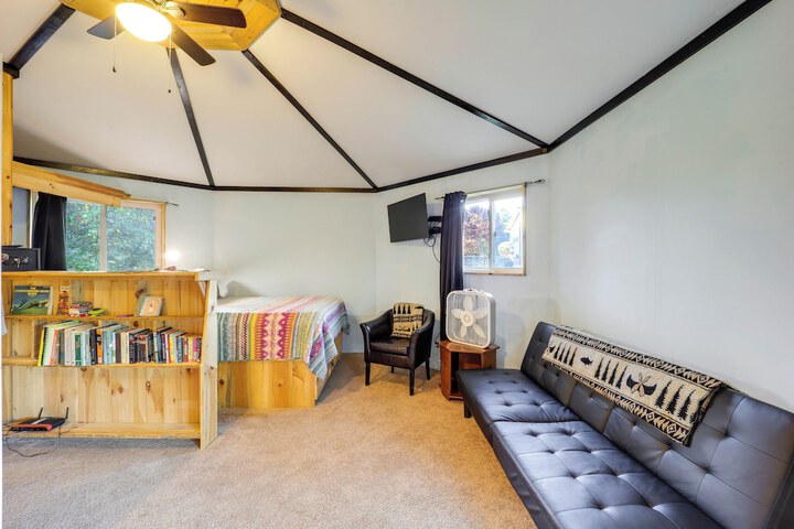 Unique West Jefferson Home w / Fire Pit & Grill!