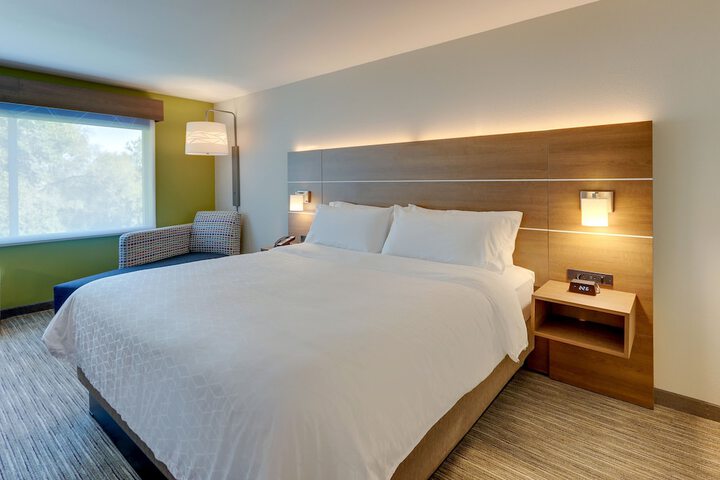 Holiday Inn Express & Suites Roanoke – Civic Center by IHG