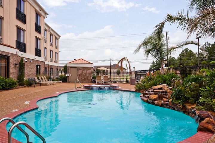 Pool 10 of 32