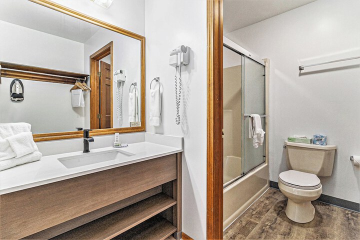 Snyders Shoreline Inn