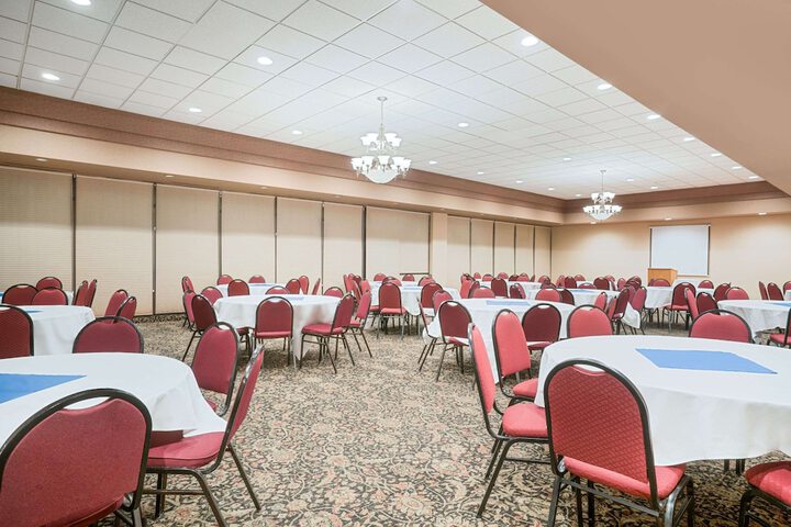 Ramada Hotel & Conference Center by Wyndham Plymouth