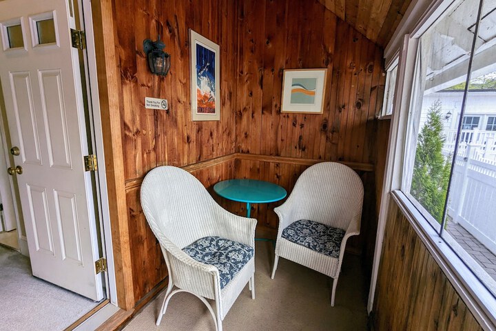 Room 105 of 191