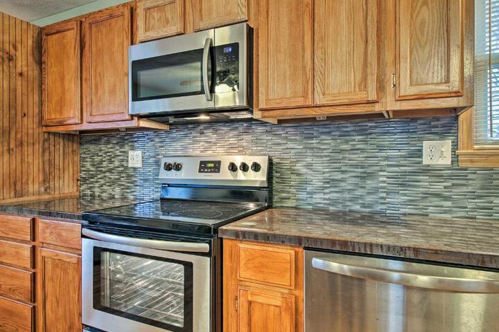 Stockton Lake Escape w / Kitchen Half Mile to Lake