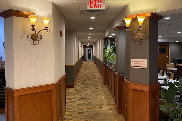 Ballroom/Hall 31 of 37