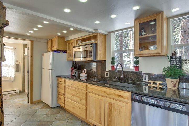 Idaho Springs Cabin w / Hot Tub on Half Acre!