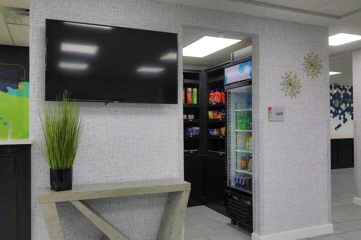 Lounge 21 of 23
