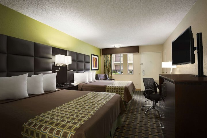 Room 10 of 14