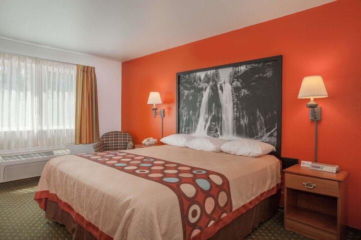 Super 8 by Wyndham Cloverdale Wine Country