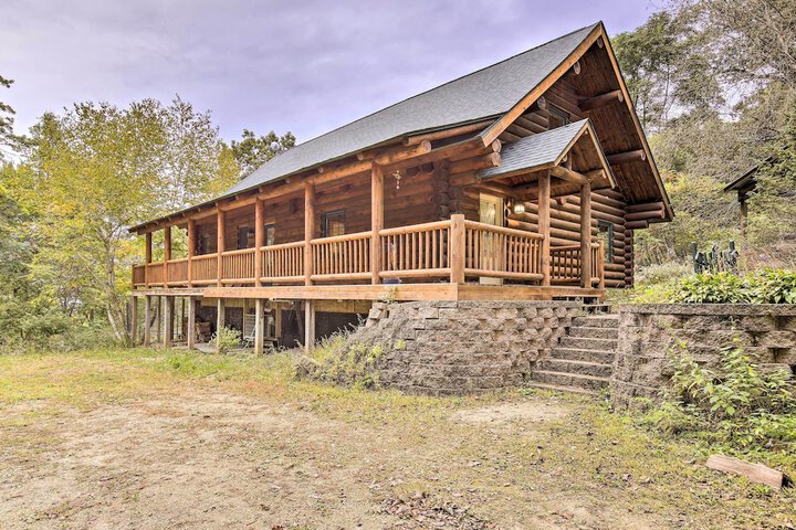 Splendid Family Cabin w / Hot Tub & Grill!