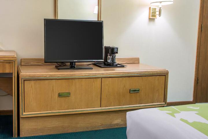 Econo Lodge Inn & Suites