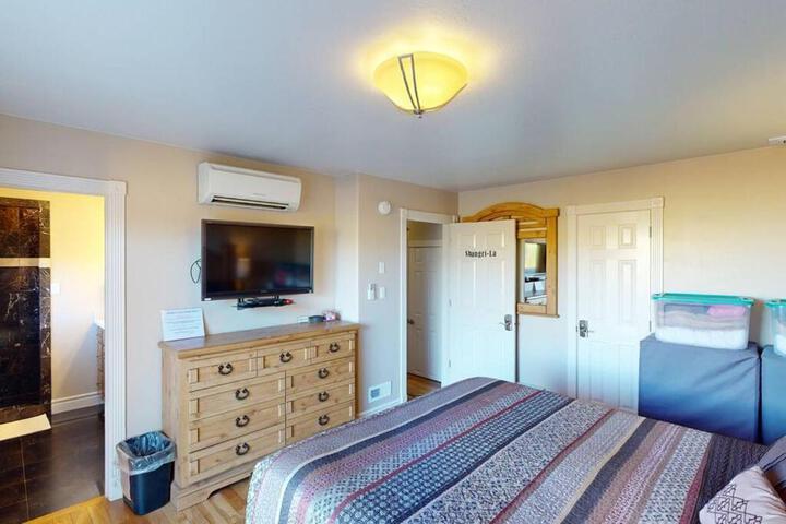 Tacit Shadow Resort Shangri-La King Suite Gym, Coffee Bar, Hot-Tub, Free Laundry, Food Available