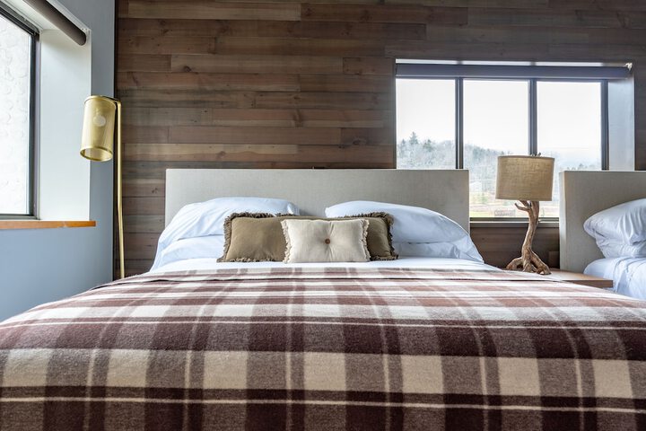 Hunter Lodge a Bluebird by Lark