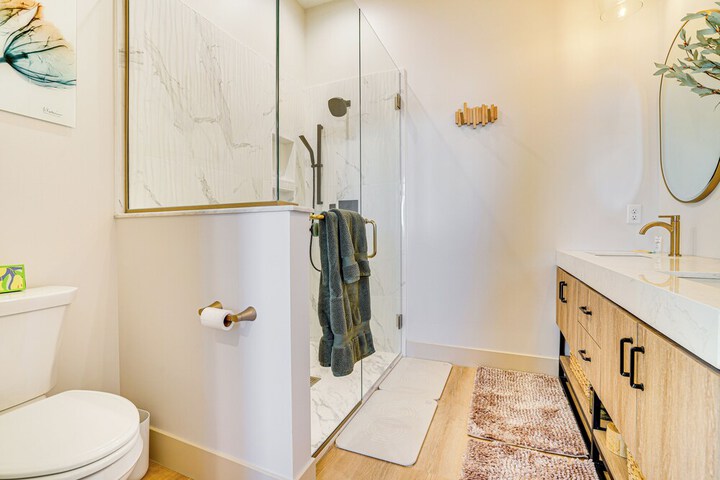 1 Block to Lake City Marina: Condo w / Rooftop Deck