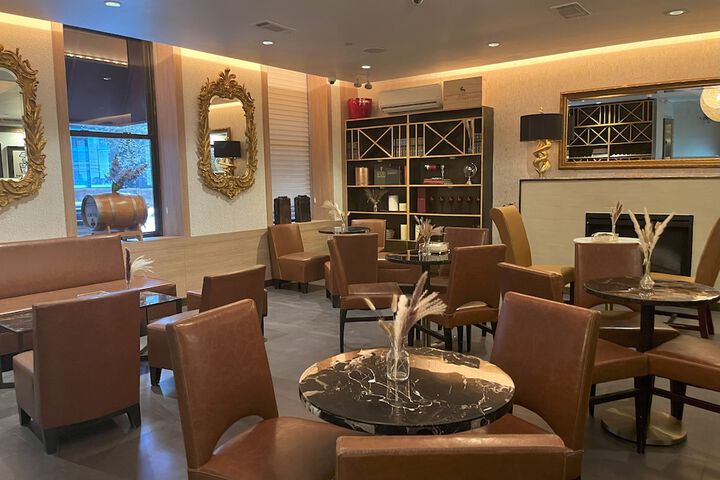Lounge 80 of 83