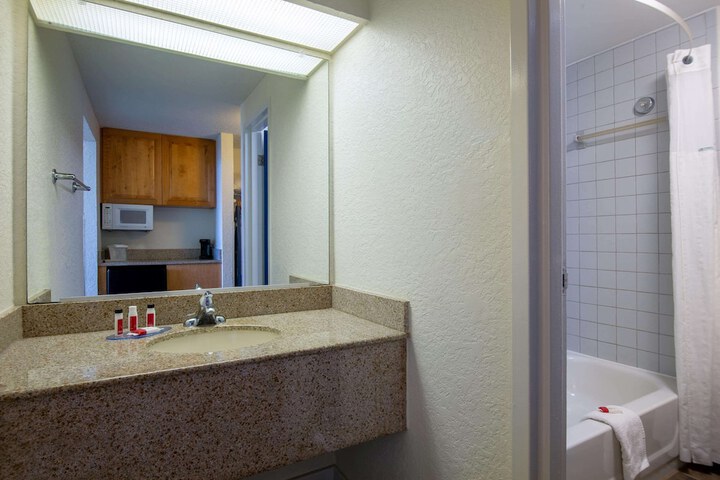 Travelodge by Wyndham Outer Banks / Kill Devil Hills