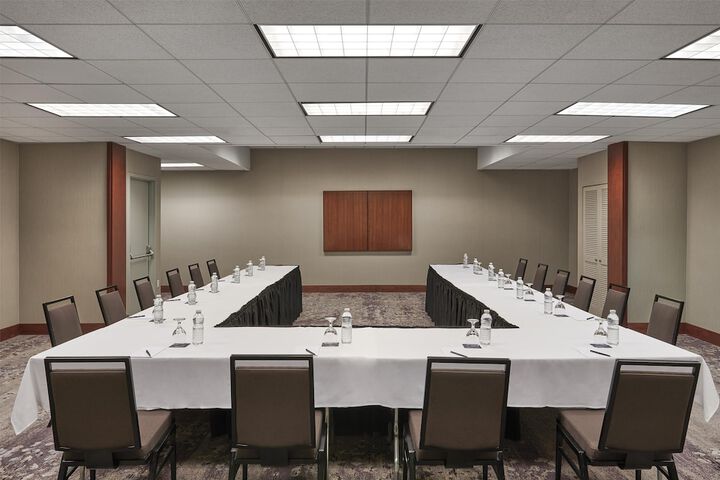 Hilton Toronto Airport Hotel & Suites