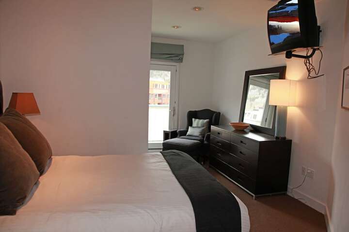 Room 32 of 61
