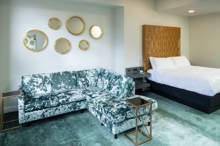 Room 32 of 80
