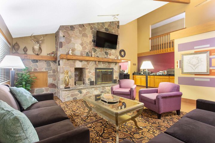 AmericInn by Wyndham Elkhorn Near Lake Geneva