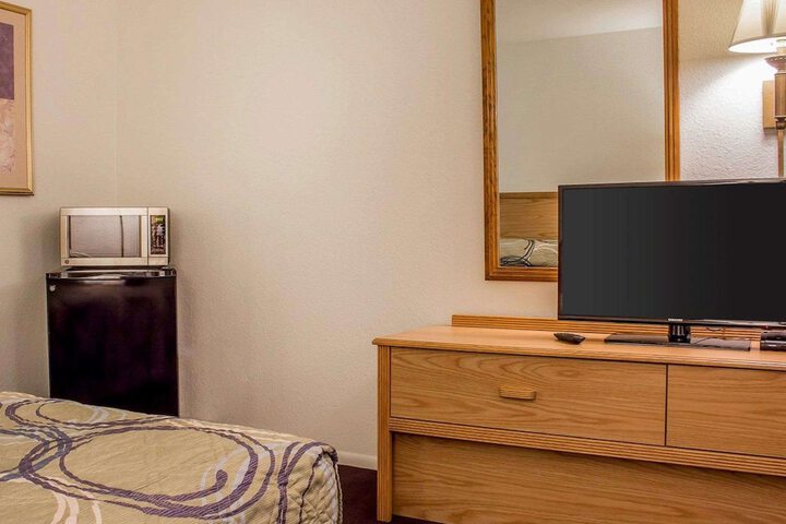 Room 18 of 28