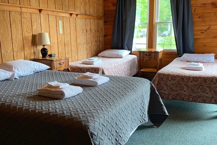 Pine Crest Motel & Cabins