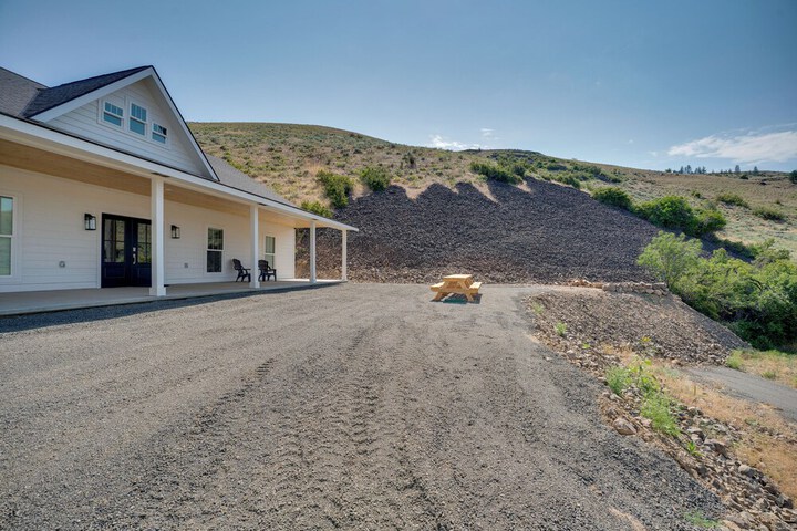 Lake Roosevelt Getaway w / Lake + Mountain Views!