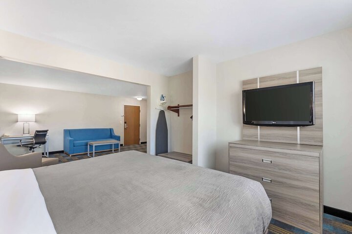 Quality Inn & Suites Fort Madison near Hwy 61