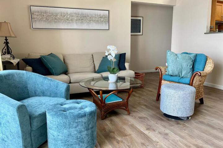 Oceanfront Penthouse with Family & Friends