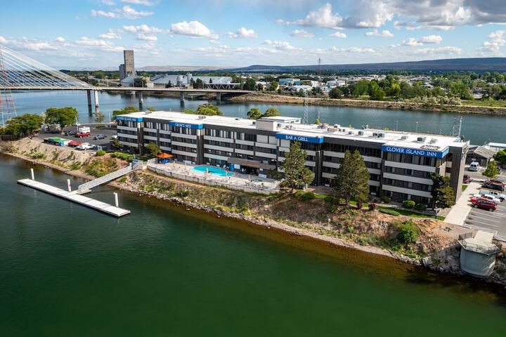 Clover Island Inn