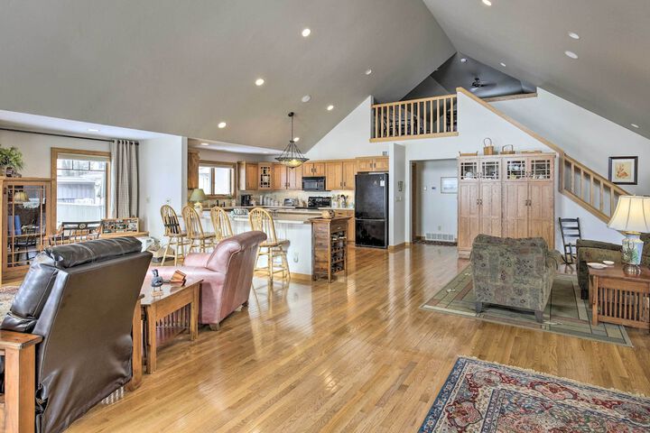Pet-friendly Family Home Situated on Green Lake!