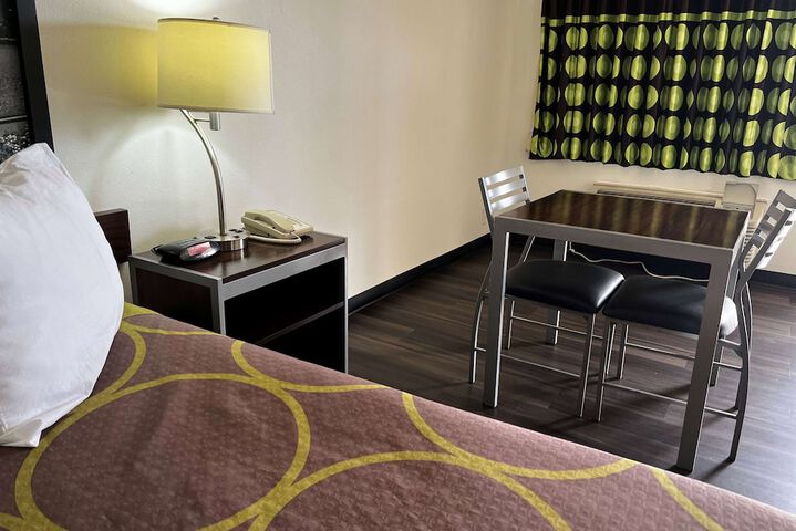 Super 8 by Wyndham Slidell