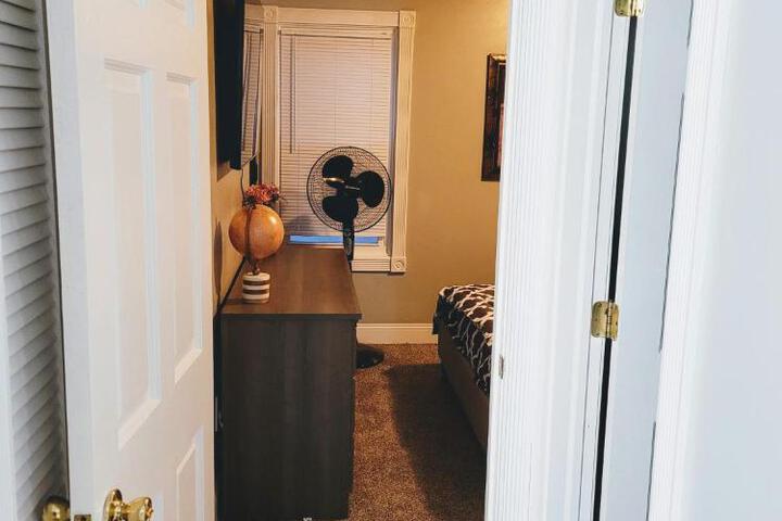 Nice house with private parking king bed fenced yard