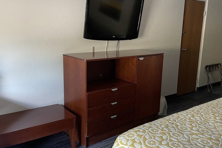 The Royal Inn & Suites