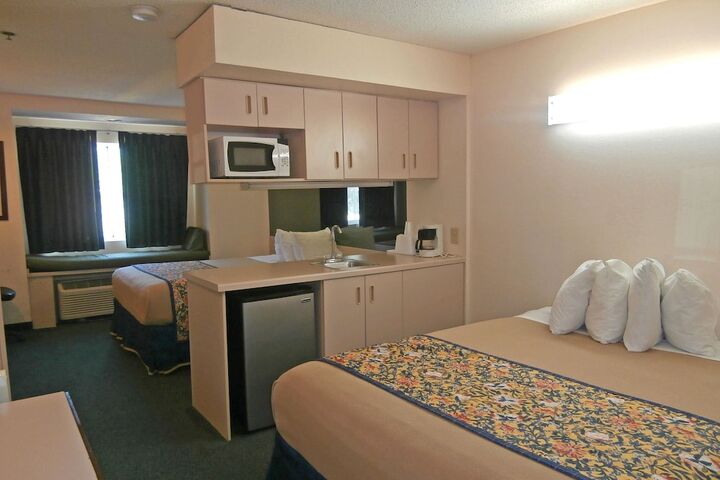 Room 7 of 12