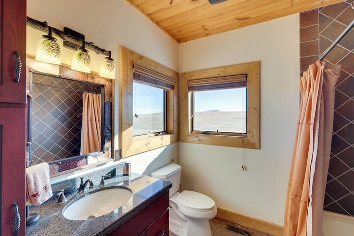 free Spirit Ranch w / Hot Tub & Mountain Views