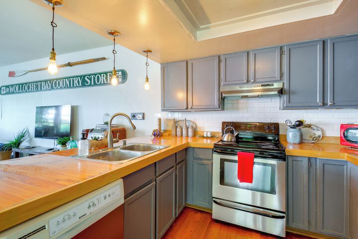 Gig Harbor House w / Private Beach + Views!