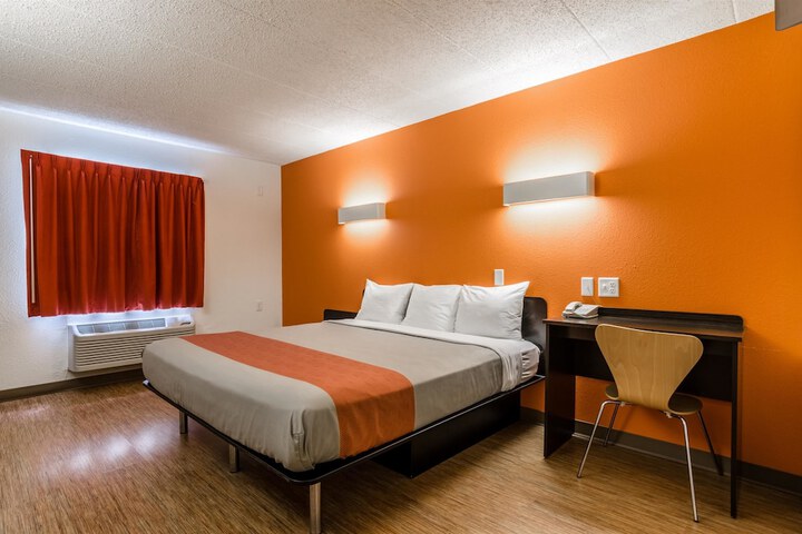 Room 27 of 47