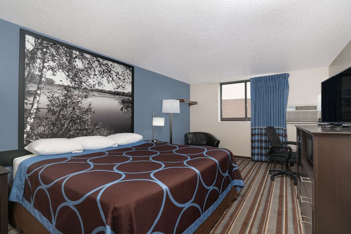 Room 8 of 9