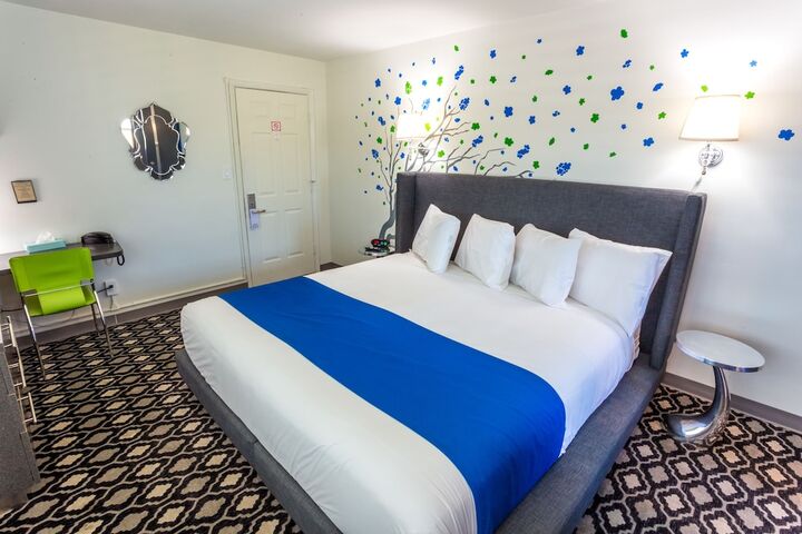 Room 11 of 32