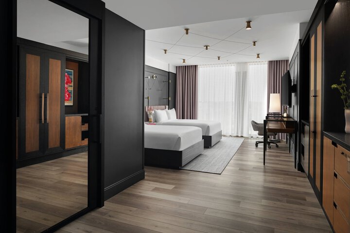 Renaissance Milwaukee West Hotel