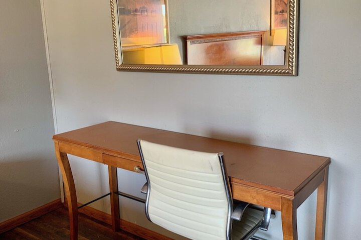 Room 4 of 7