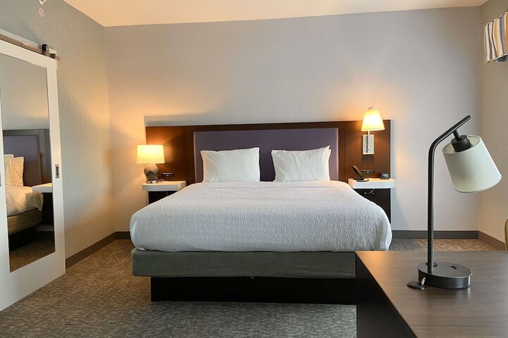 Room 6 of 10