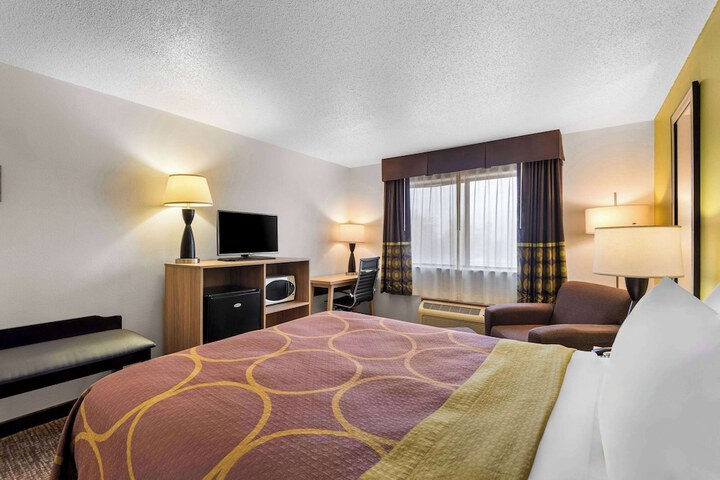 Super 8 by Wyndham Oelwein