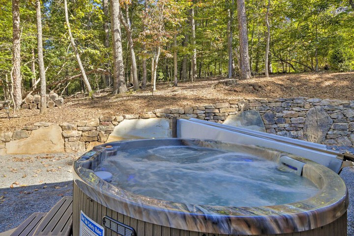 Coosawattee River Resort Cabin w / Private Hot Tub!