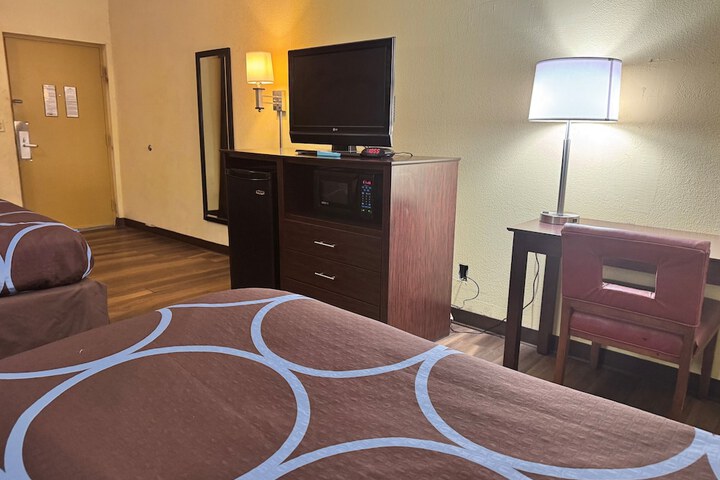 Super 8 by Wyndham Laurel