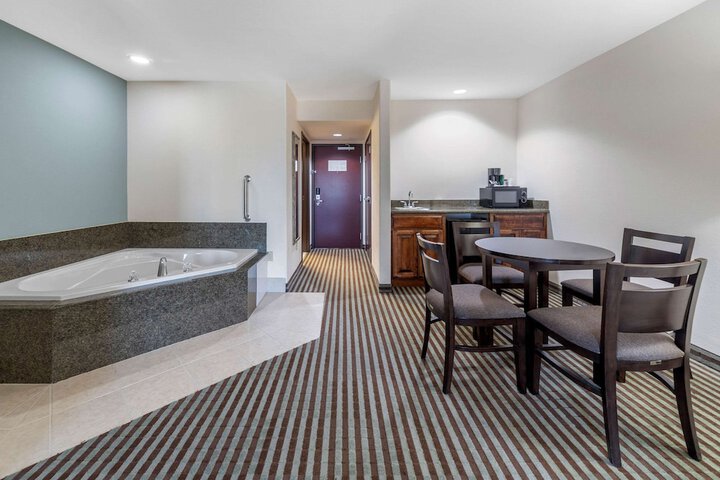 Room 33 of 90