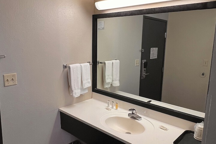 Super 8 by Wyndham Radcliff Ft. Knox Area