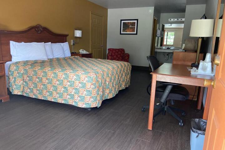 Redbud Inn