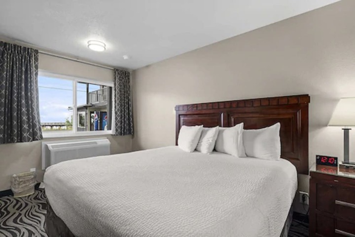 Room 32 of 40